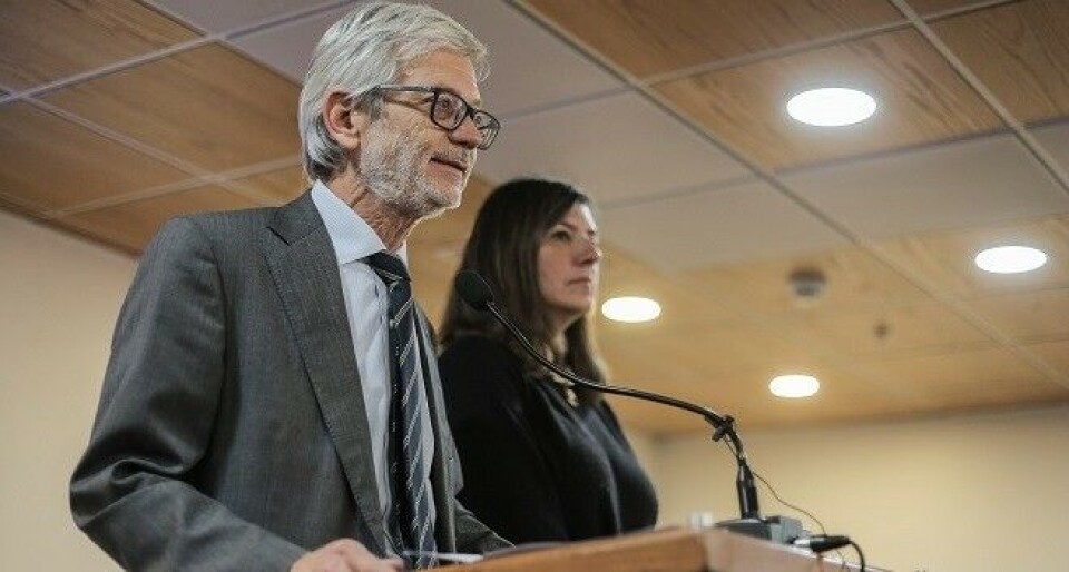 Næringsminsiter Juan Andrés Fontaine og direktørenen for Sernapesca Alicia Gallardo forteller at de kommert til å ta rettslige skritt mot Nova Austral. Foto: Salmonexpert.