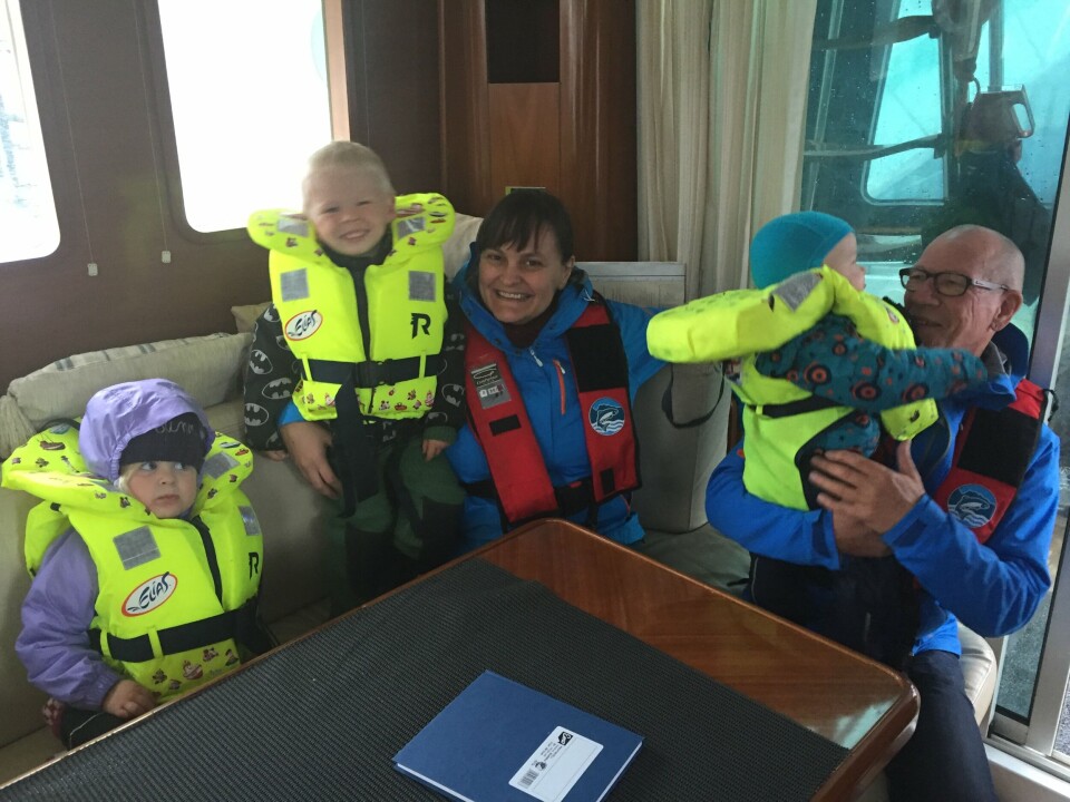 Fra venstre: Astrid Webb Hoholm (2 år), Herman Sørbø Halvorsen (3 år), Audrey Webb Hoholm, Finn Webb Hoholm (1 år), Arnold Hoholm koser seg under Barnas laksefestival. Foto: Marte Sørbø Hoholm