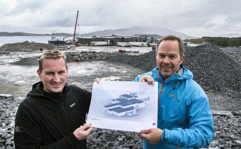– Grunnarbeidet er snart i gang, og i oktober kommer de første veggelementene på plass, sier fabrikksjef Eskil Laukvik (til venstre) og FoU-leder Ragnar Sæternes i SinkabergHansen. Etter planen skal den nye laksefabrikken til vel 600 millioner kroner være klar til produksjon i 2021. Foto: SinkabergHansen
