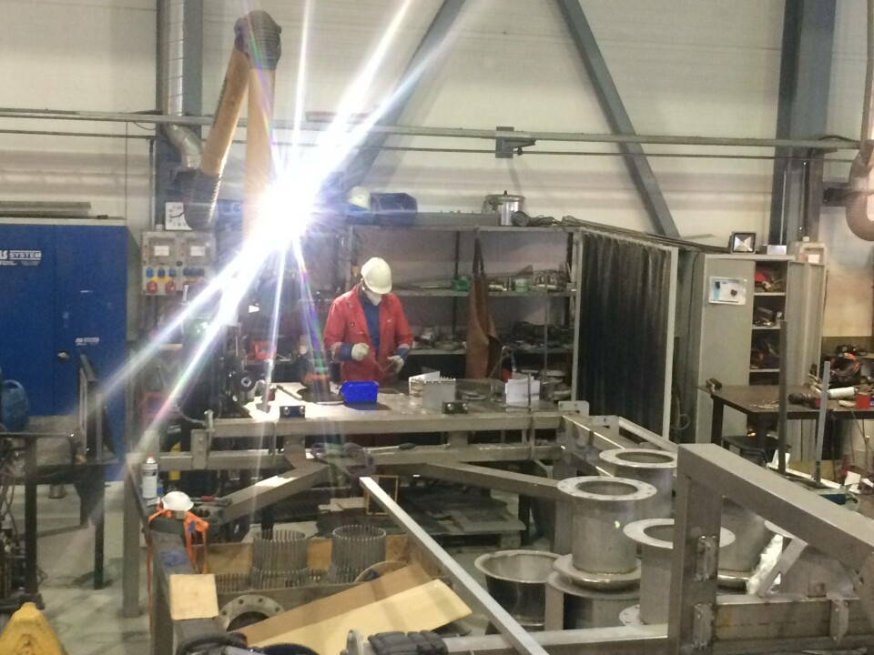 Det er i dag rundt 20 ansatte hos Flatsetsund Engineering. Her fra produskjonshallen Foto: Linn Therese Skår Hosteland.