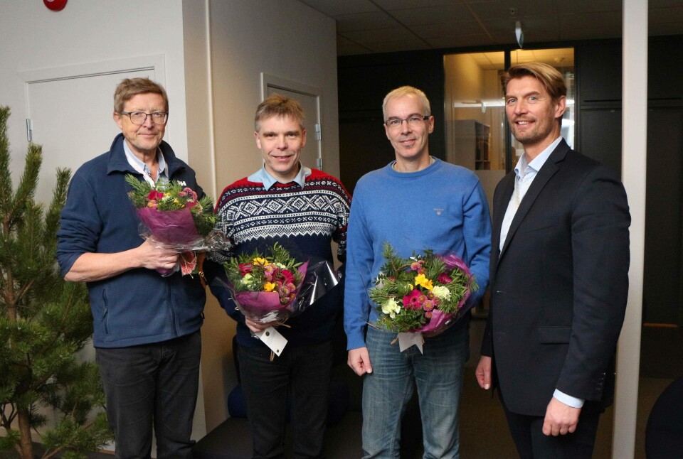 Prosjektet KABIS får støtte fra Forskningsrådets FORREGION-program. forskningsdirektør Hans Kleivdal (t.h) i Uni Research deler ut blomster til (f.v) seniorrådgiver Tor Solberg, prosjektleder Sigurd Handeland og forskningskoordinator Dominique Durand. Foto: Andreas R. Graven.