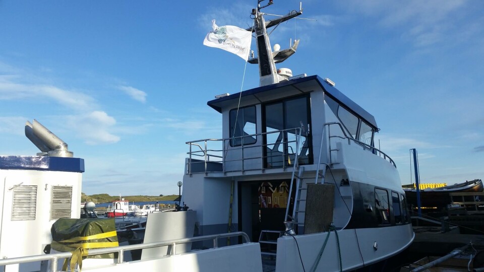 Kvitsøy Sjøtjenester går som det suser om dagen, og transportbåt for rensefisk er sjøsatt. Den skal tas i drift neste uke og har allerede fått på plass et eget rognkjeks-flagg. Hvor det står: - 'rognkjeks på vei'. Foto: Kvitsøy Sjøtjenester.