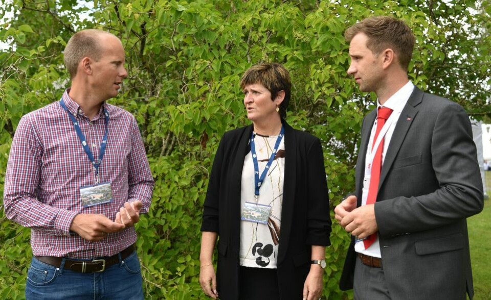 Anders Karlsson-Drangsholt (Bellona, t.v.), Anne Hilde Midttveit (Lerøy) og Lars Wasa Andersen (ABB) diskuterer studien for lakse- og ørretproduksjon i sjø uten utslipp av klimagasser, NOx og SOx. Foto: NTB.