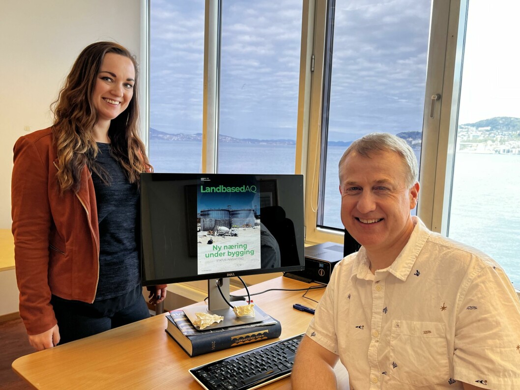 Martine Hjelle er ansatt på salg, mens Pål Mugaas Jensen er redaktør i det nye produktet fra Ocean Space media; LandbasedAQ. Foto: Anna Goralska