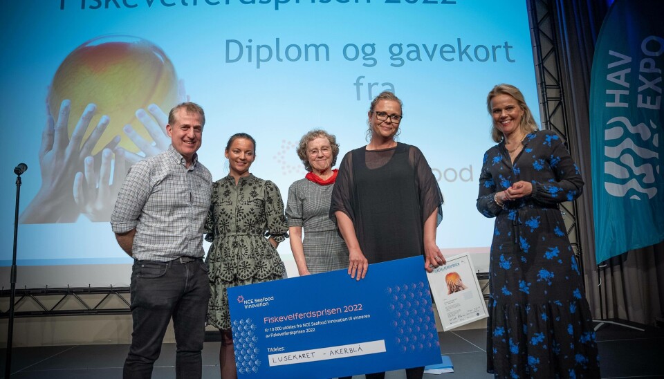 Et spesialkonstruert kar for å telle lus og undersøke fisk var det som stakk av med seieren forrige gang Fiskevelferdsprisen ble delt ut. På bildet sees f.v. Pål Mugaas Jensen, Norsk Fiskeoppdrett/LandbasedAQ; Ewa Harasimczuk og Brit Tørud fra Veterinærinstituttet; Stine Kolstø, regionleder vest i Åkerblå og Nina Stangeland NCE Seafood Innovation Cluster.