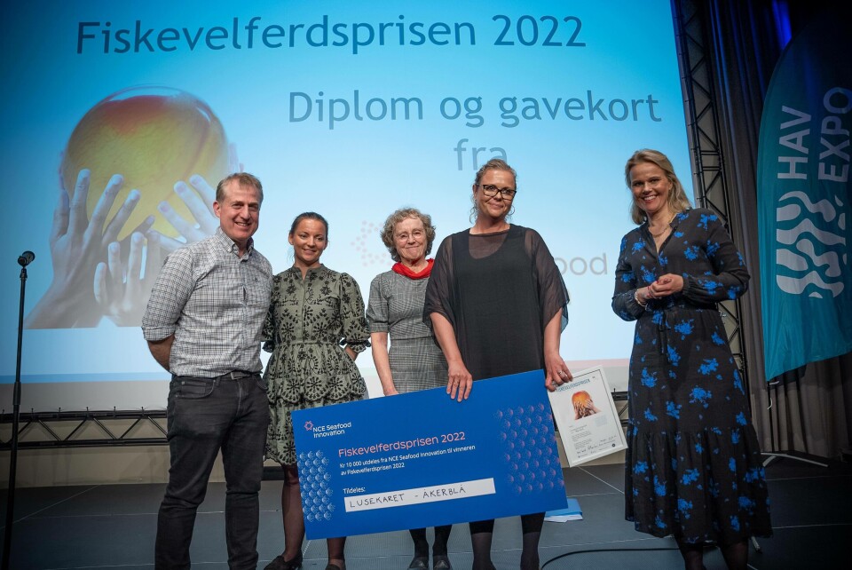 Et spesialkonstruert kar for å telle lus og undersøke fisk, som igjen har klart bedret velferden for fisken som håndteres, var det som denne gang stakk av med årets Fiskevelferdspris. På bildet sees f.v. Pål Mugaas Jensen, Norsk Fiskeoppdrett/LandbasedAQ; Ewa Harasimczuk og Brit Tørud fra Veterinærinstituttet; Stine Kolstø, regionleder vest i Åkerblå og  Nina Stangeland NCE Seafood Innovation Cluster.
