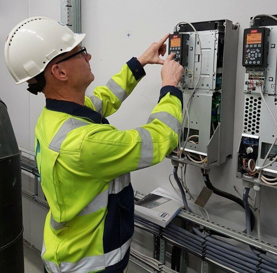 Knut Johan Stoknes, automasjonsingeniør fra Artec Aqua AS, programmerer frekvensomformer før oppstart. Knut Johan Stoknes, automasjonsingeniør fra Artec Aqua AS, programmerer frekvensomformer før oppstart.