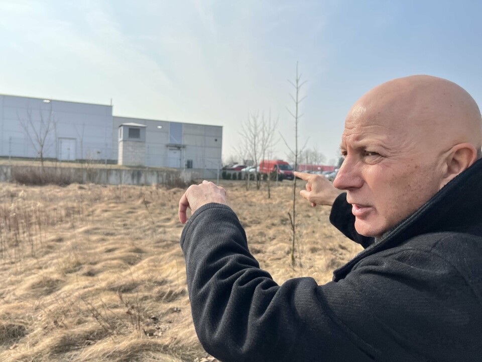 Yoav Dagan viser og gestikulerer i det han forklarer hvordan luften naturlig blir filtrert fra utsiden av anlegget og inn via steiner i bakken. Foto: Ole Andreas Drønen Yoav Dagan viser og gestikulerer i det han forklarer hvordan luften naturlig blir filtrert fra utsiden av anlegget og inn via steiner i bakken. Foto: Ole Andreas Drønen