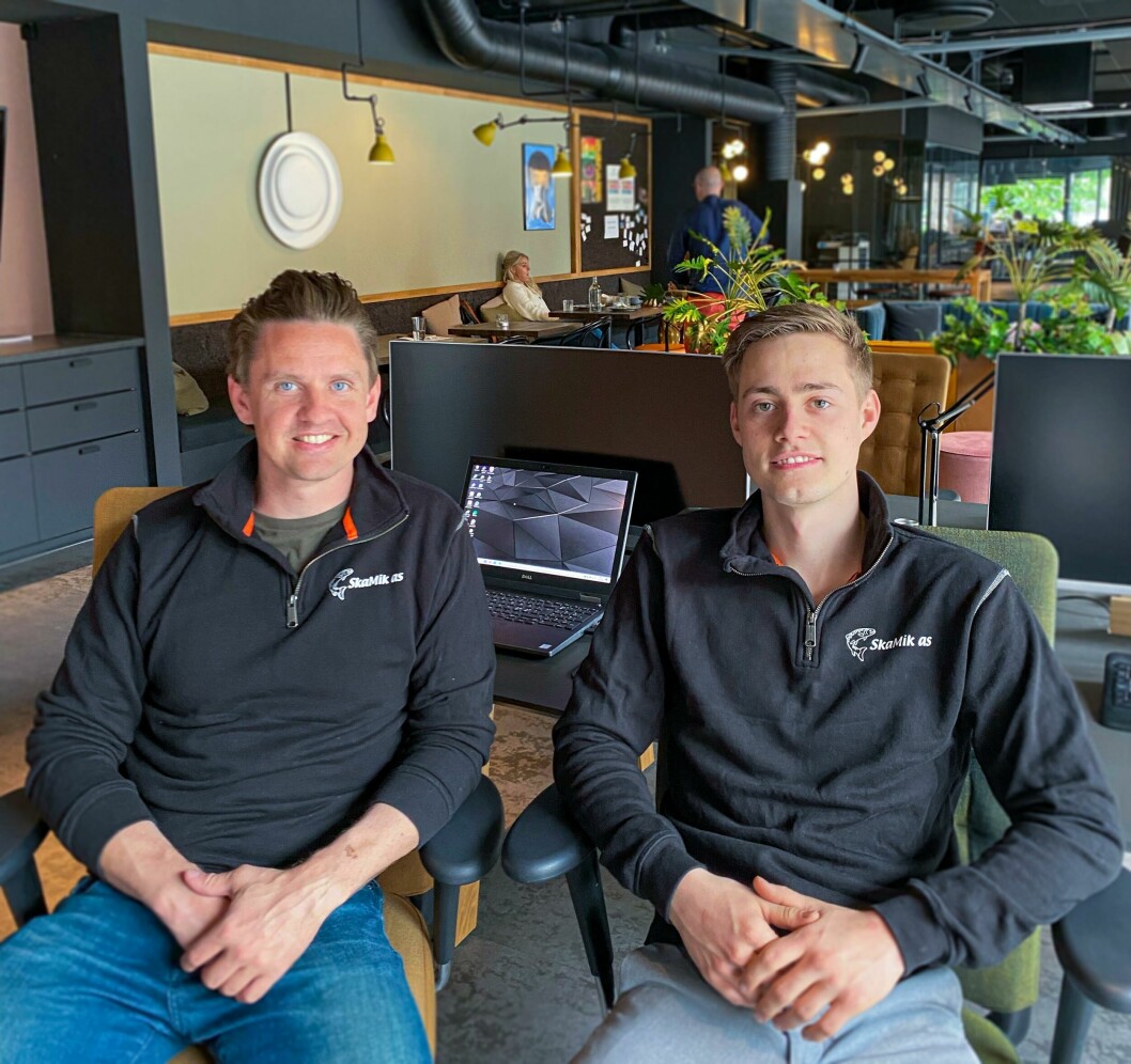 Andreas Riseng (til venstre) og Marius Aanstad har nå base i Fredrikstad for videreutvikling av SkaMik sine produkt nasjonalt. Målet på sikt er en større utviklingsavdeling. Foto: SkaMik