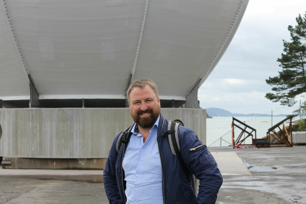 Investor Bjørn-Vegard smilte bredt da han endelig fikk se «Egget» ferdigstilt på kaien hos Herde Kompositt i Kvinnherad. Foto: Therese Soltveit.
