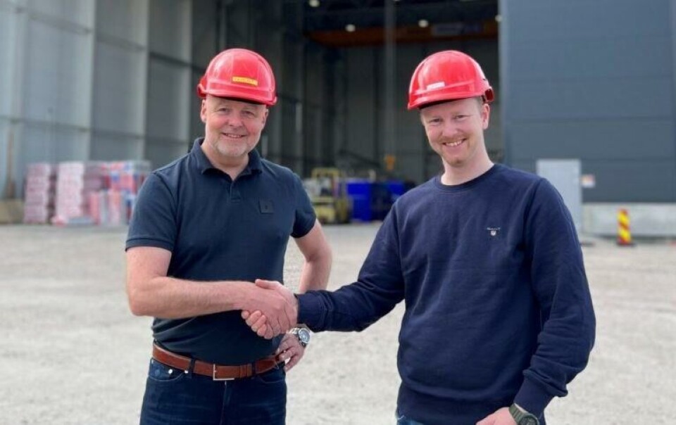 Odd Arve Trefjord t.h er ansatt som ny produksjonsleder i Folla Maritime Service AS. Her er han avbildet sammen med daglig leder Otto Sjølien. Foto: Folla Maritime.