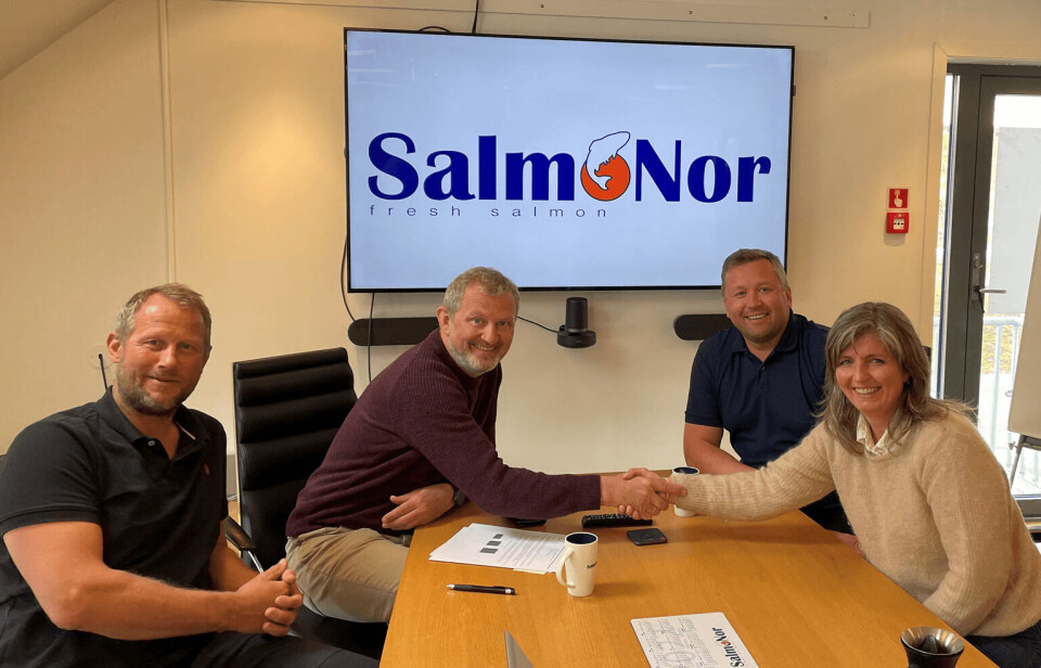 SalmoNor og Signerte avtale verdt 100 millioner. Fra øverst til venstre: Roald Dolmen, styreleder i SalmoNor, Anders Bjørkli daglig leder Neptun settefisk, Kjell Arne Råum, produksjonsleder SalmoNor og Anne Helen Devik, salgsansvarlig Neptun Settefisk. Foto: Neptun Settefisk.